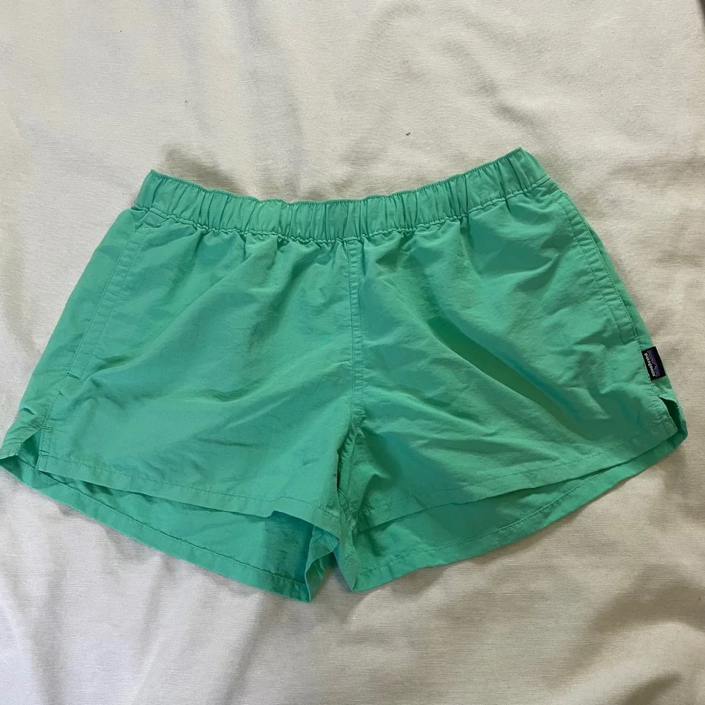 Patagonia Baggies Shorts Women M Green 57058 Barely Baggies 2.5 Inseam Nylon